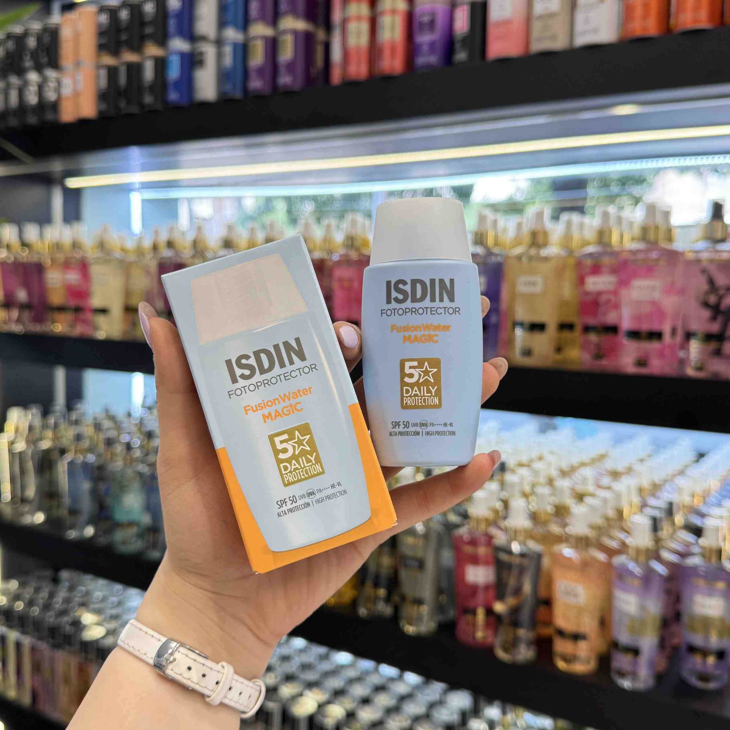 ضدآفتاب بی رنگ ایزدین Spf+50 مدل فیوژن واتر ISIDIN - گالری دلربا