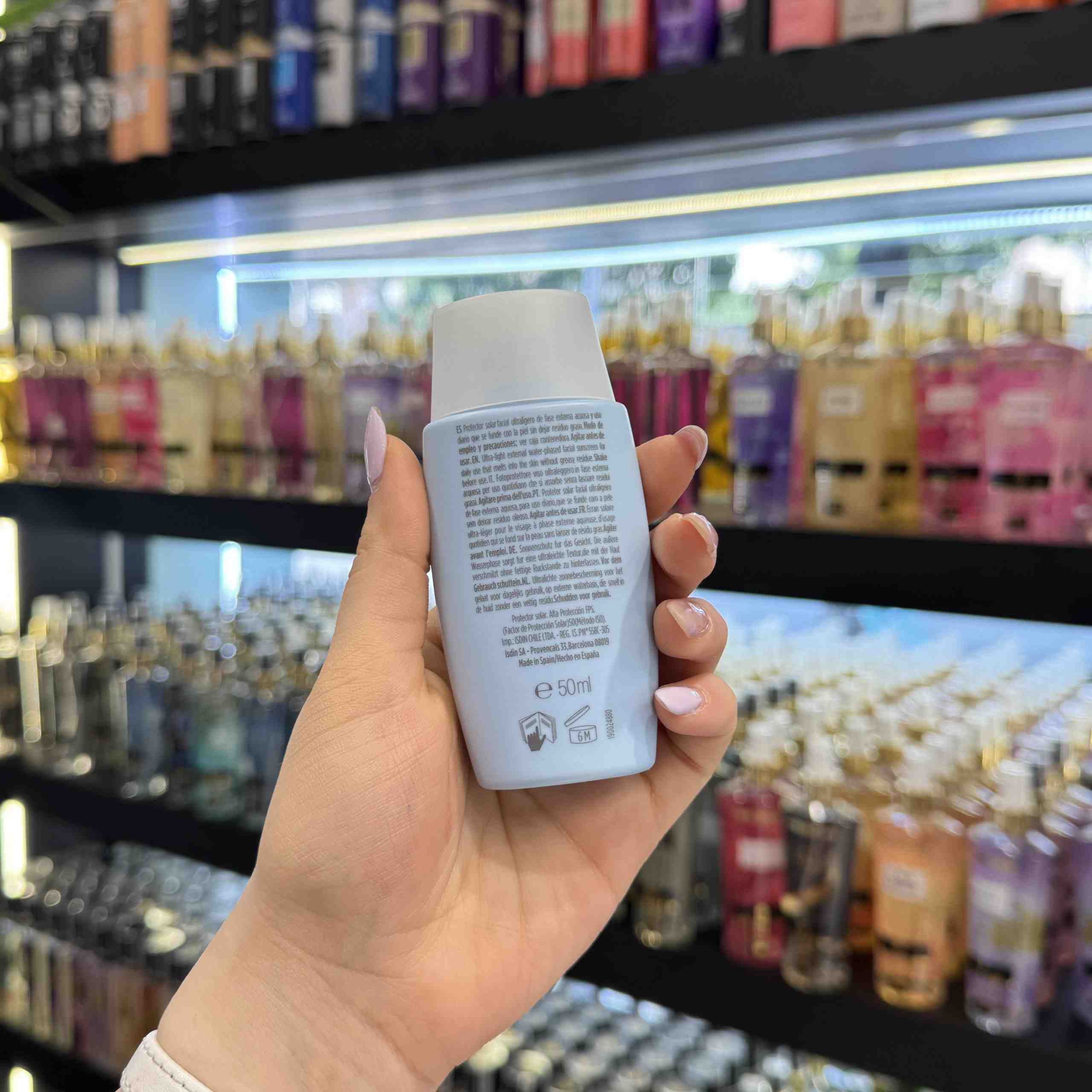 ضدآفتاب بی رنگ ایزدین Spf+50 مدل فیوژن واتر ISIDIN - گالری دلربا